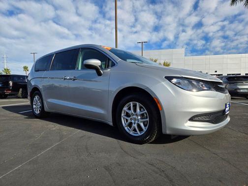 2023 Chrysler Voyager LX
