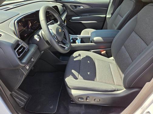 Summit White 2026 Chevrolet Traverse LT