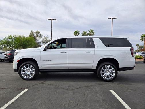 Iridescent Pearl Tricoat 2023 Chevrolet Suburban 4WD High Country