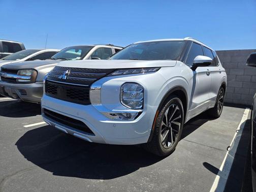 White 2024 Mitsubishi Outlander SEL