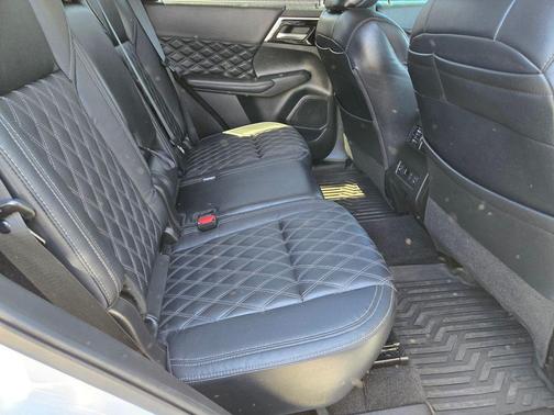 White 2024 Mitsubishi Outlander SEL