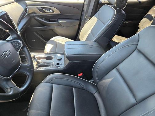 Mosaic Black Metallic 2023 Chevrolet Traverse Premier