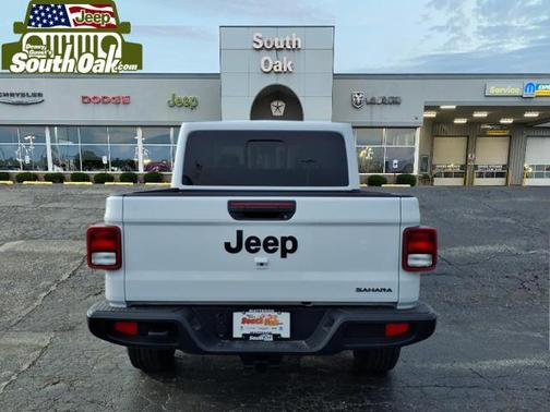 Bright White Clearcoat 2026 Jeep Gladiator Sahara 4x4