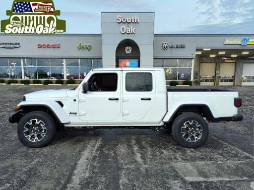 Bright White Clearcoat 2026 Jeep Gladiator Sahara 4x4