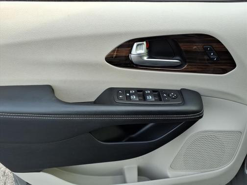 Ceramic Gray Clearcoat 2023 Chrysler Pacifica Limited