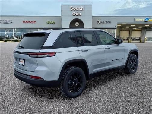 Silver Zynith 2026 Jeep Grand Cherokee Altitude