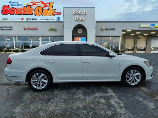 Pure White 2018 Volkswagen Passat 2.0T SE