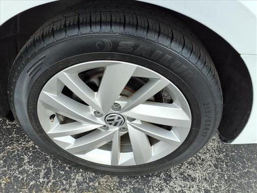 Pure White 2018 Volkswagen Passat 2.0T SE