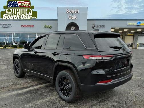 Diamond Black Crystal Pearlcoat 2026 Jeep Grand Cherokee Altitude