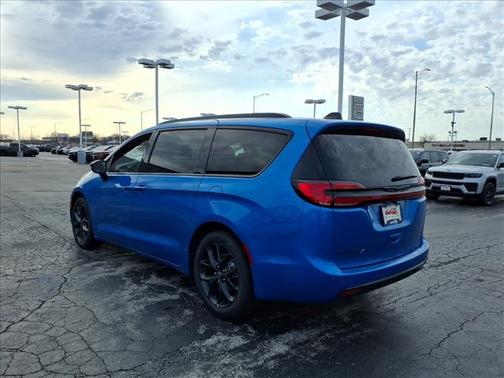 Hydro Blue Pearlcoat 2026 Chrysler Pacifica L