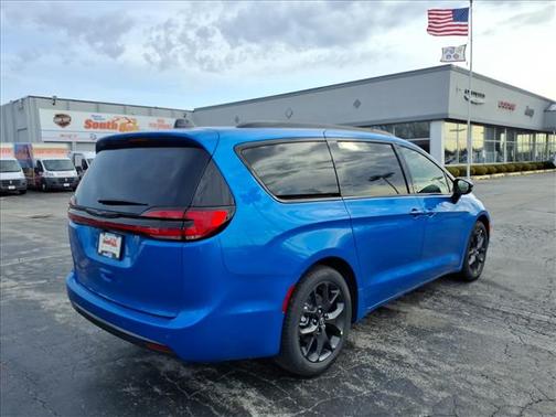 Hydro Blue Pearlcoat 2026 Chrysler Pacifica L