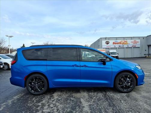 Hydro Blue Pearlcoat 2026 Chrysler Pacifica L