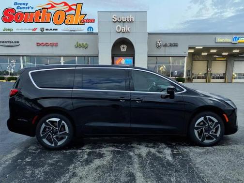 Diamond Black Crystal Pearlcoat 2027 Chrysler Pacifica Limited