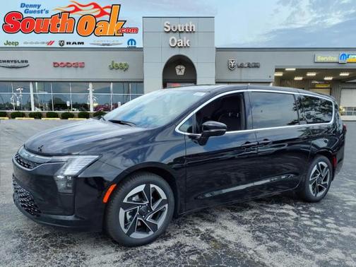Diamond Black Crystal Pearlcoat 2027 Chrysler Pacifica Limited