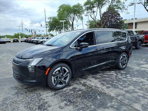 Diamond Black Crystal Pearlcoat 2027 Chrysler Pacifica Limited