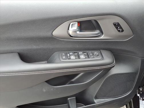 Diamond Black Crystal Pearlcoat 2027 Chrysler Pacifica Limited