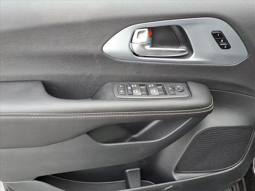 Diamond Black Crystal Pearlcoat 2026 Chrysler Pacifica Limited