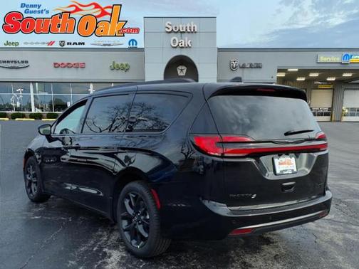 Diamond Black Crystal Pearlcoat 2026 Chrysler Pacifica Limited