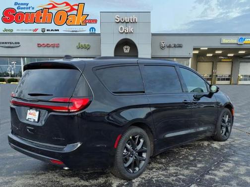 Diamond Black Crystal Pearlcoat 2026 Chrysler Pacifica Limited