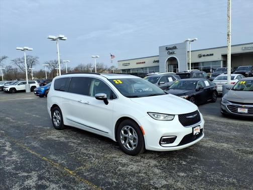 Bright White Clearcoat 2023 Chrysler Pacifica Limited
