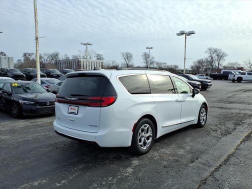 Bright White Clearcoat 2023 Chrysler Pacifica Limited