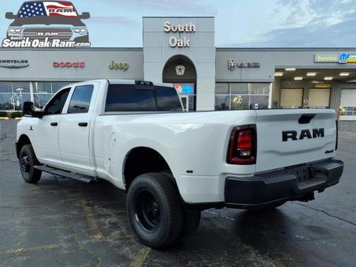 Bright White Clearcoat 2026 RAM 3500 Tradesman Crew Cab 4x4 8' Box