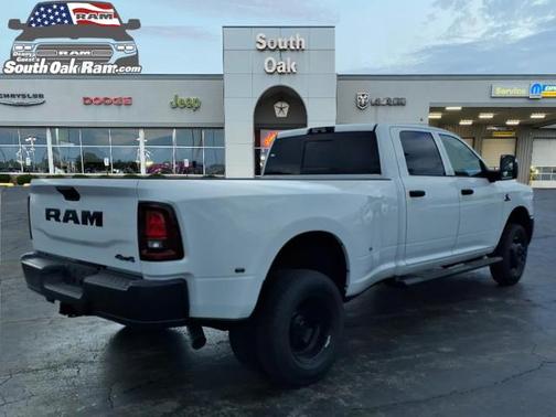 Bright White Clearcoat 2026 RAM 3500 Tradesman Crew Cab 4x4 8' Box
