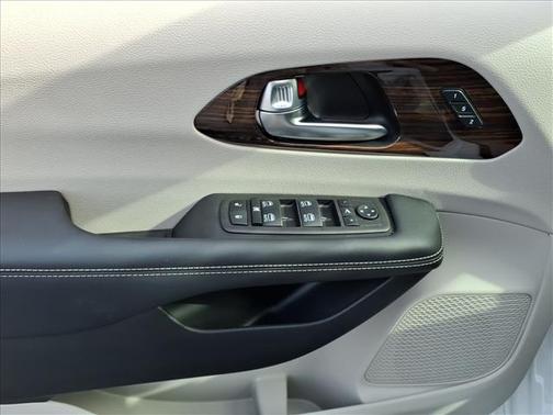 Bright White Clearcoat 2023 Chrysler Pacifica Limited