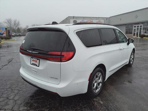 Bright White Clearcoat 2023 Chrysler Pacifica Limited