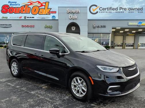 Diamond Black Crystal Pearlcoat 2025 Chrysler Pacifica L