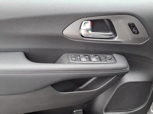 2025 Chrysler Pacifica L