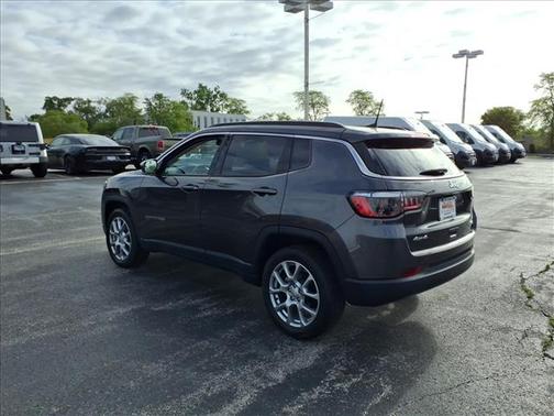 Granite Crystal Metallic Clearcoat 2022 Jeep Compass Latitude Lux