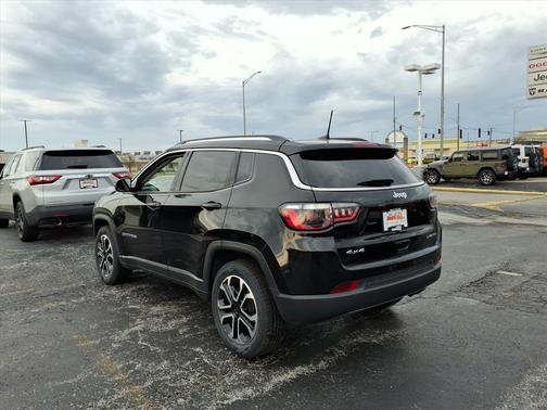 Diamond Black Crystal Pearlcoat 2022 Jeep Compass Limited