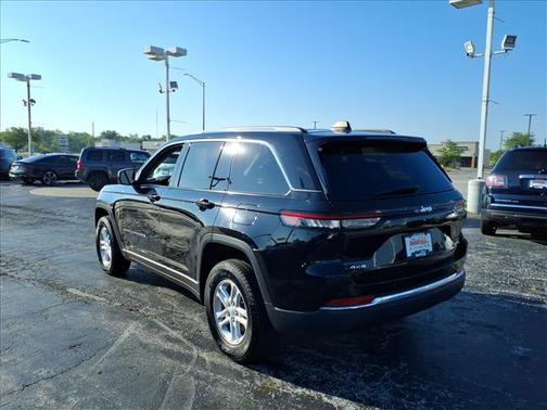 Diamond Black Crystal Pearlcoat 2023 Jeep Grand Cherokee Laredo