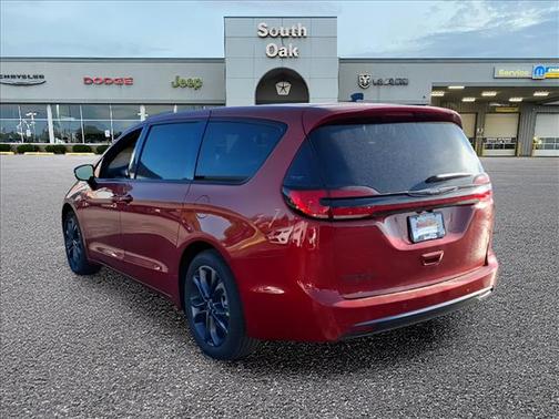 Red Hot Pearlcoat 2026 Chrysler Pacifica L