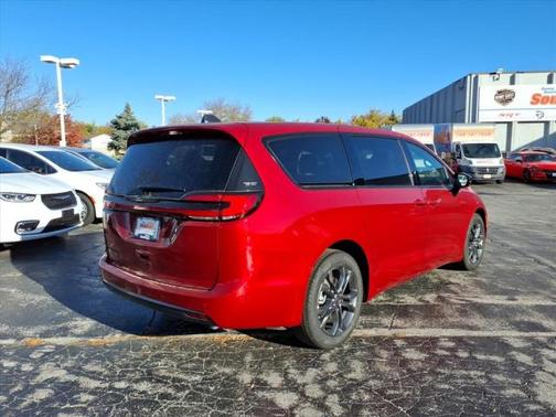 Red Hot Pearlcoat 2026 Chrysler Pacifica L