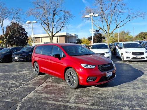 Red Hot Pearlcoat 2026 Chrysler Pacifica L