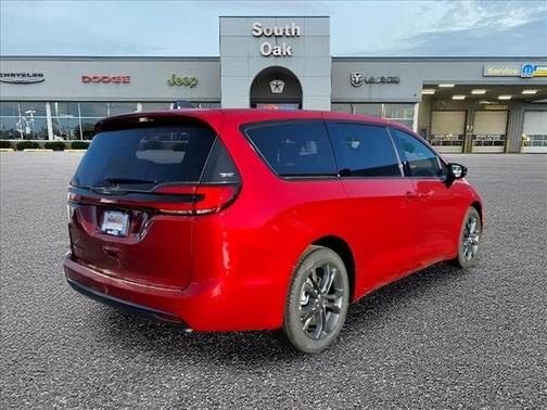 Red Hot Pearlcoat 2026 Chrysler Pacifica L