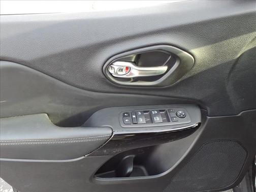 Diamond Black Crystal Pearlcoat 2023 Jeep Cherokee Altitude