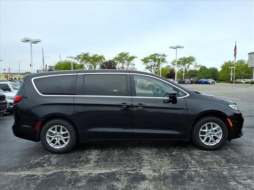 Brilliant Black Crystal Pearlcoat 2024 Chrysler Pacifica Touring L