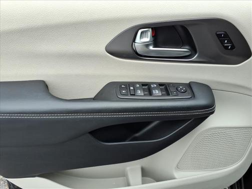 Brilliant Black Crystal Pearlcoat 2024 Chrysler Pacifica Touring L