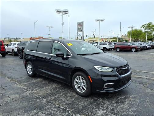 Brilliant Black Crystal Pearlcoat 2024 Chrysler Pacifica Touring L