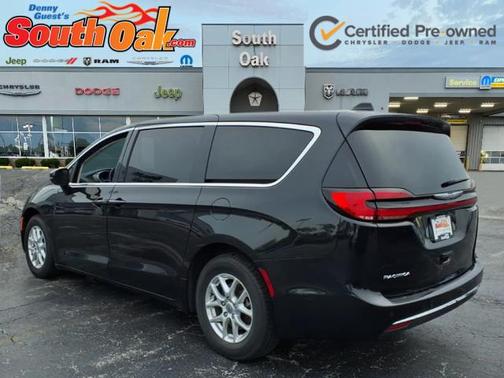 Brilliant Black Crystal Pearlcoat 2024 Chrysler Pacifica Touring L