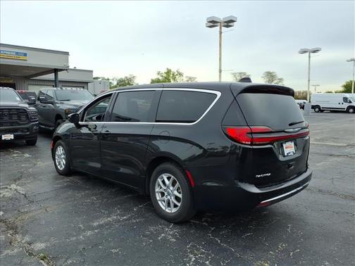 Brilliant Black Crystal Pearlcoat 2024 Chrysler Pacifica Touring L