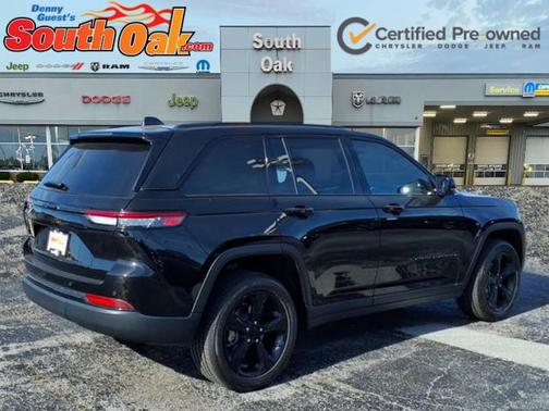 Diamond Black Crystal Pearlcoat 2023 Jeep Grand Cherokee Altitude