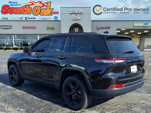 Diamond Black Crystal Pearlcoat 2023 Jeep Grand Cherokee Altitude