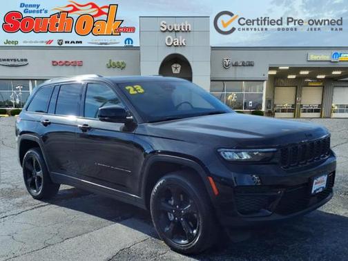Diamond Black Crystal Pearlcoat 2023 Jeep Grand Cherokee Altitude