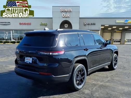 Diamond Black Crystal Pearlcoat 2026 Jeep Grand Cherokee L Altitude