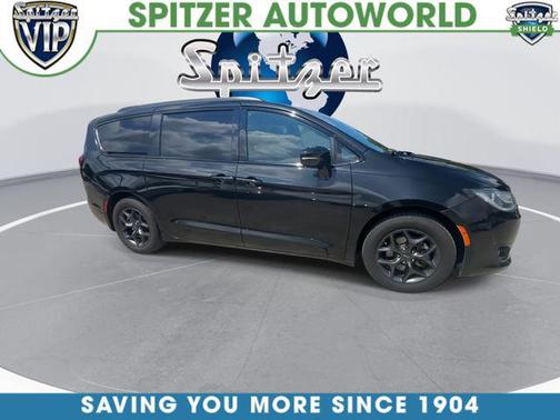 Brilliant Black Crystal Pearlcoat 2018 Chrysler Pacifica Limited