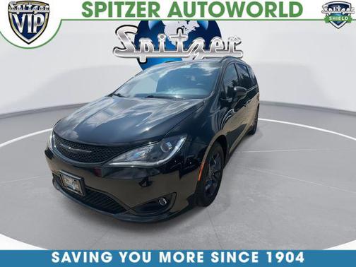 Brilliant Black Crystal Pearlcoat 2018 Chrysler Pacifica Limited